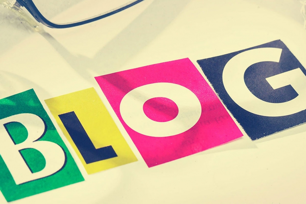 Beseda BLOG iz izrezanih črk na barvnih kvadratih