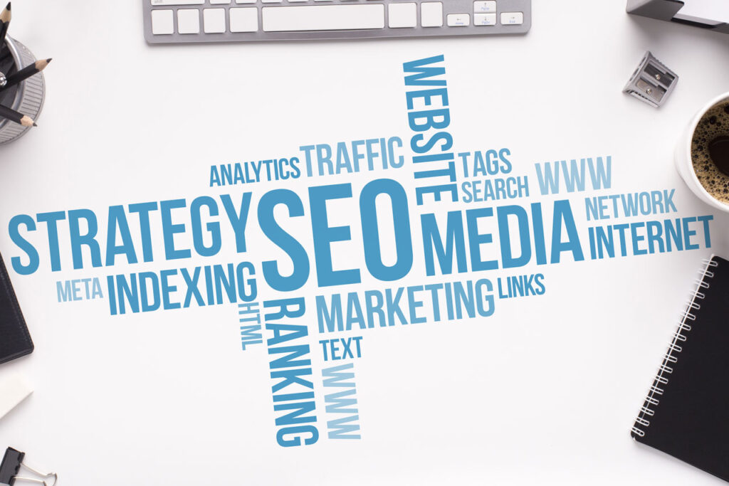 Oblak besed okoli SEO: strategija, mediji, indeksiranje, uvrstitev, promet in marketing